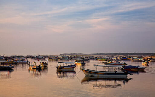 Fischerboote im Hafen beim Tanjung Beach © Nataliya Hora / shutterstock.com