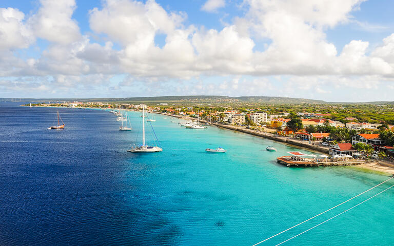 Blick auf die Stadt Kralendijk,  Bonaire © Rene Sputh / Shutterstock.com