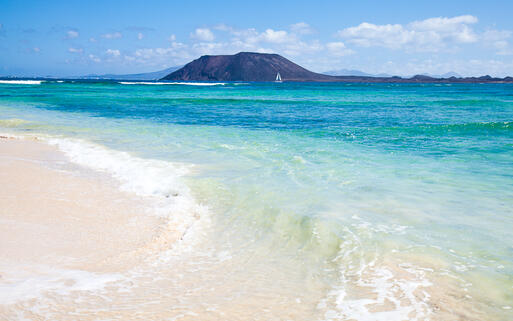 Der beliebte Strand von Corralejo mit Blick auf Lanzarote, Fuerteventura, Spanien © Tamara Kulikova / Shutterstock.com