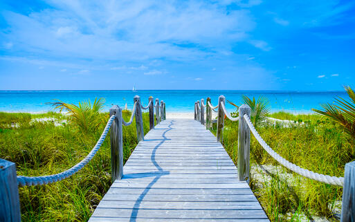 Blick über einen Steg auf der Insel Providenciales © BlueOrange Studio / Shutterstock.com