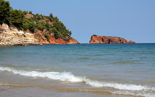 Der Strand Chrisi Milia zählt zu den schönsten Stränden auf Alonissos © Madarakis / Shutterstock.com