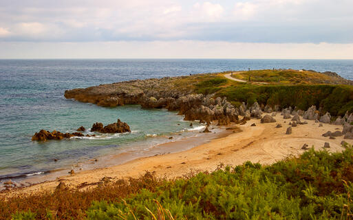 Blick auf den Strand Palombina von Llanes © Rafa Irusta / Shutterstock.com