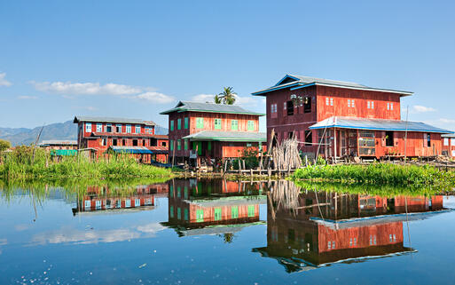 Häuser am Süßwassersee Inle © Luciano Mortula / Shutterstock.com