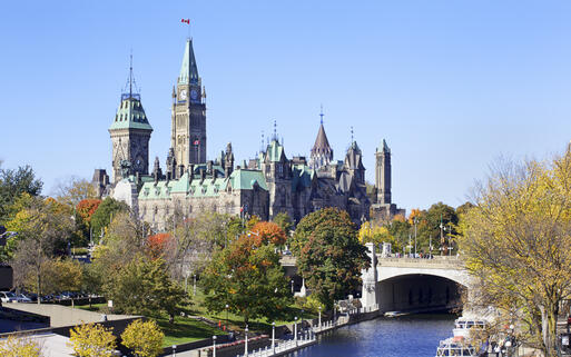 Das kanadische Parlament am Rideau Kanal © Vlad G / Shutterstock.com