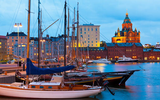 Der alte Hafen in Katajanokka, Helsinki bei Nacht © Oleksiy Mark / Shutterstock.com