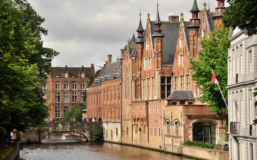 Blick auf den Kanal der mitteralterlichen Stadt Brügge in Belgien © lvalin / Shutterstock.com
