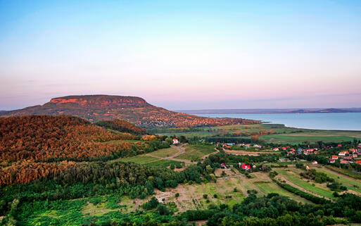 Blick auf den Plattensee von Szigliget © pgaborphotos / shutterstock.com