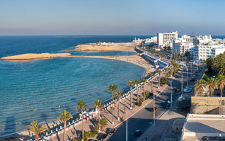 Strand und Promenade in Monastir, Tunesien © piotrwzk / Shutterstock.com