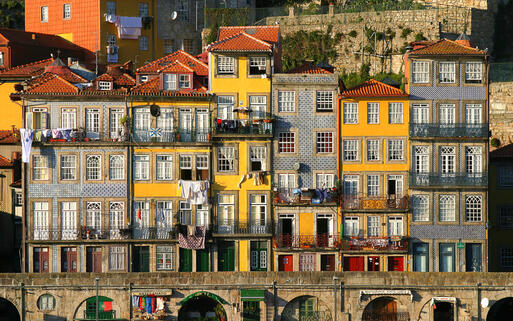 Alte Häuser in Porto © Benedikt Saxler / Shutterstock.com