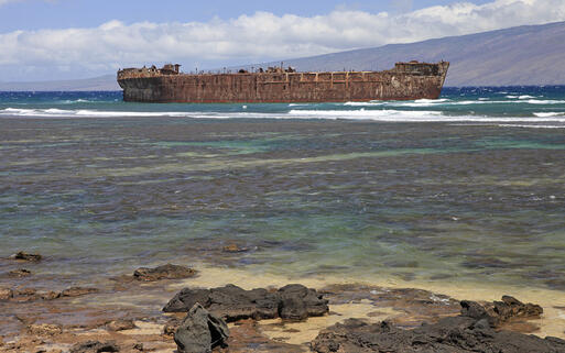 Ein 1940 gestrandeter Öltanker in der Kaiolohia Bay 