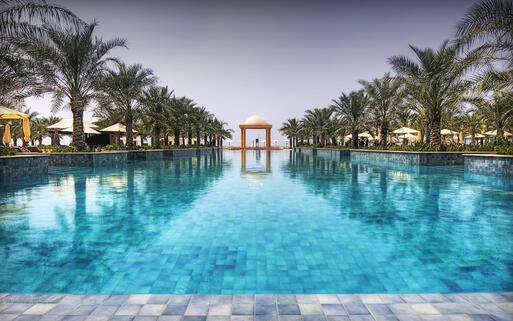 Luxoriöse Poollandschaft in einem Resort in Ras Al-Khaimah © hainaultphoto / shutterstock.com