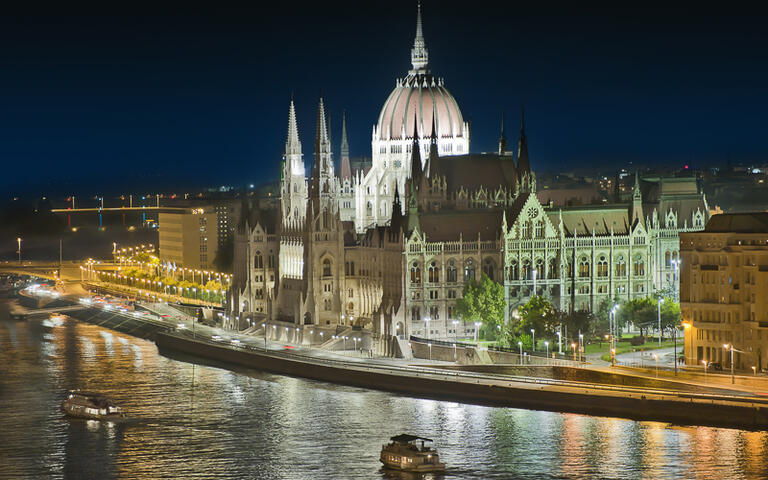 Parlament in Budapest © maryo / Shutterstock.com