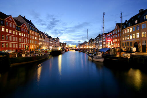 Der Kanal Nyhaven in Kopenhagen am Abend © Tompi / Shutterstock.com