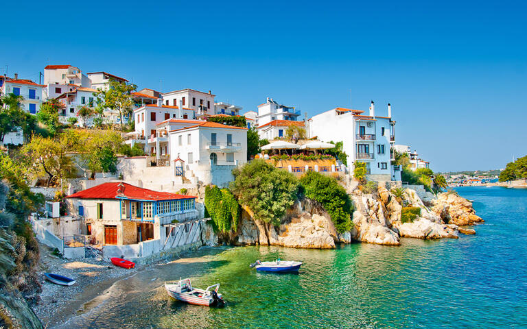 Die Altstadt des Ortes Skiathos auf der gleichnamigen Insel © Nikos Psychogios / Shutterstock.com