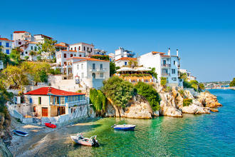 Die Altstadt des Ortes Skiathos auf der gleichnamigen Insel © Nikos Psychogios / Shutterstock.com