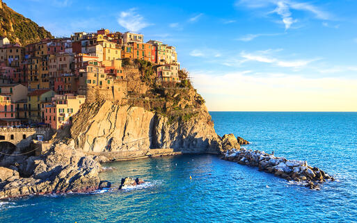 Die Stadt Manarola liegt an den hohen Klippen © StevanZZ / shutterstock.com