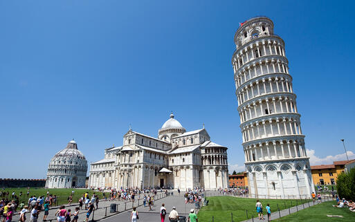 Piazza dei Miracoli mit der Kathedrale, dem Baptisterium und dem schiefen Turm von Pisa © Robert Hoetink / Shutterstock.com