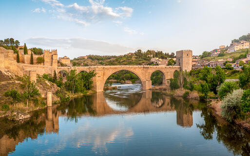 Eine Steinbrücke von der mittelalterlichen Stadt Toledo bei Sonnenuntergang © Konstantin Yolshin / Shutterstock.com