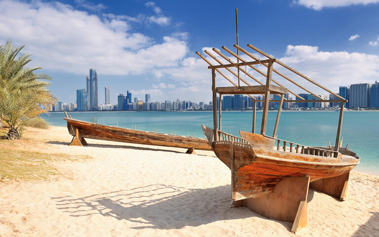Panoramablick auf die moderne Stadt Abu Dhabi © dotshock / Shutterstock.com