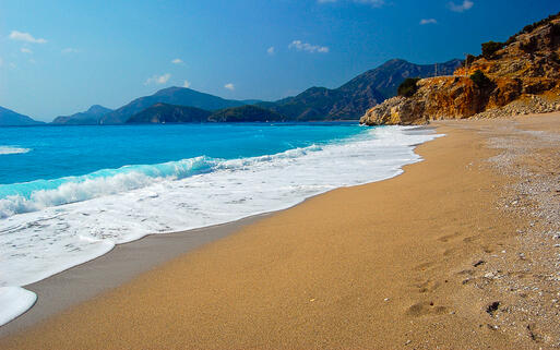 Strand in der Nähe von Ölüdeniz © Pawel Kazmierczak / Shutterstock.com