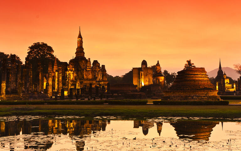 Die Ruinen von Sukhothai bei Sonnenuntergang, Nordthailand © Chaloemkiad / shutterstock.com
