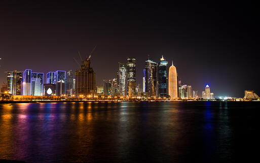Die Skyline von Doha bei Nacht, Qatar © Nico Traut / Shutterstock.com