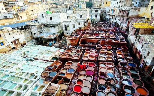 Traditionelle Gerberei und Färberei in Fès, Marokko © Rechitan Sorin / Shutterstock.com