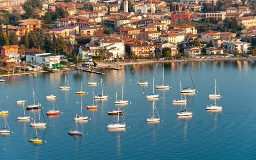 Blick über dir Ortschaft Sirmione am Gardasee, Italien © Luciano Mortula / Shutterstock.com