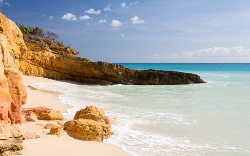 Der Strand Cupecoy und Sandstein Klippen auf St. Martin © Steve Heap / Shutterstock.com
