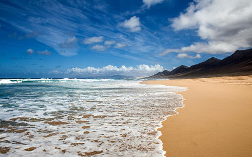 Der 10 km lange feinsandige Strand Playa de Cofete im Süd-Westen von Fuerteventura, Spanien © Skowronek / Shutterstock.com