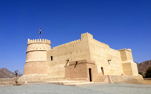 Das Bithnah Fort und Museum in Fujairah © bigfatcat / Shutterstock.com