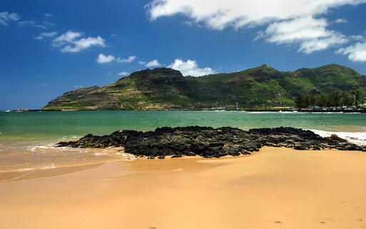 Lavagestein am idyllischen Strand von Kalapaki, Hawaii - Insel Kauai, USA © Jason McCartney / Shutterstock.com