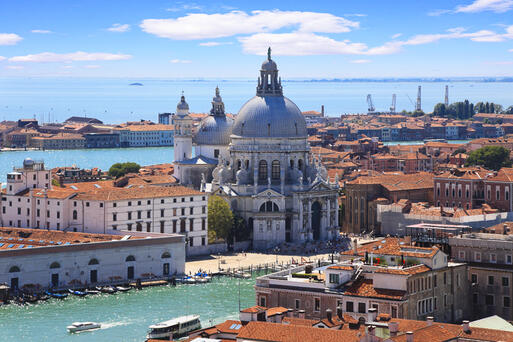Die Kirche Santa Maria della Salute an der Einfahrt zum Canal Grande, Venedig © abadesign / Shutterstock.com