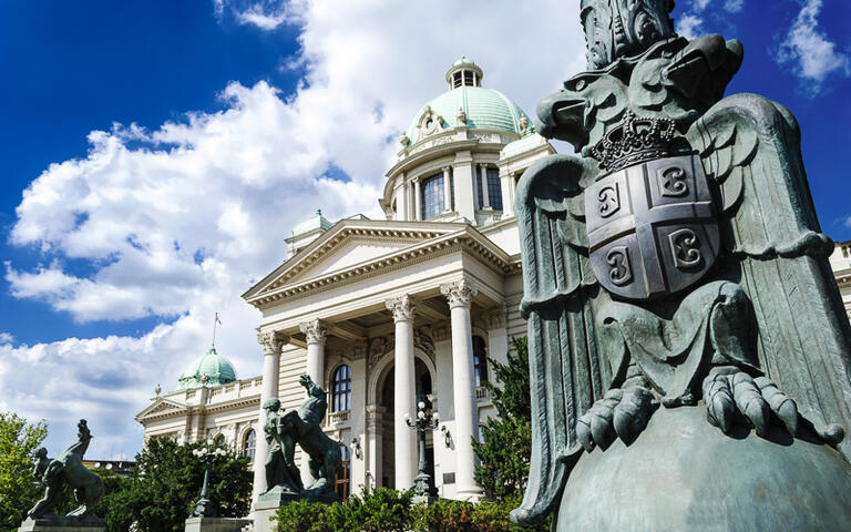Gebäude der Nationalversammlung der Republik Serbien in Belgrad, Serbien © milosljubicic / Shutterstock.com
