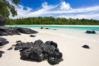Tropisches Paradies: weißer Sand, türkiser Ozean, blauer Himmel © peppi18 / Shutterstock.com