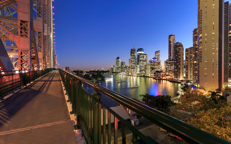 Die Story Bridge in Brisbane bei Nacht © Pawel Papis / shutterstock.com