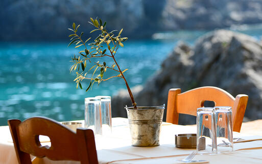 Typisch griechische Taverne © Aleksandar Mijatovic  / Shutterstock.com