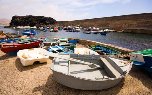 Kleine Fischerboote im Hafen von Cotillo © Oliver Hoffmann / Shutterstock.com