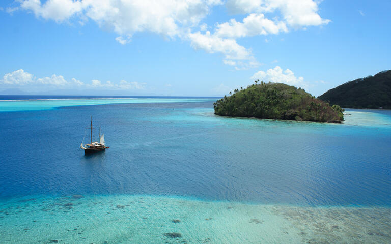 Kleine Insel vor Huahine, Franösisch Polynesien © Guido Amrein, Switzerland / shutterstock.com