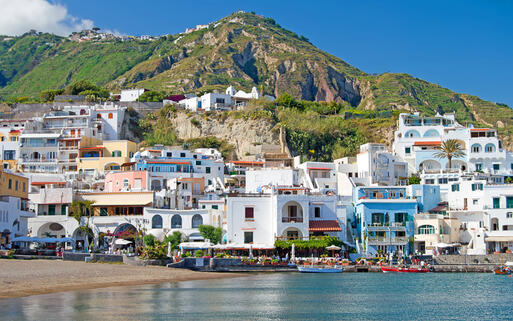 Küste von Ischia im Golf von Neapel © J.Schelkle / shutterstock.com