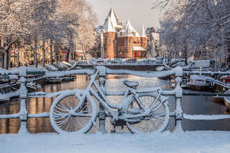 Schnee in den Strassen von Amsterdam © Vanyatko / Shutterstock.com
