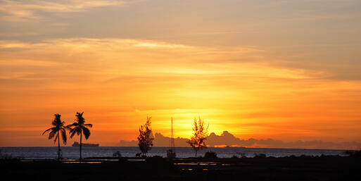 Sonnenuntergang über St. Lucia in der Karibik © Alex Edmonds / Shutterstock.com