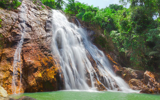 Die Na Muang Wasserfälle bieten die Möglichkeit ein Bad mitten im Dschungel zu nehmen, Ko Samui © Ozerov Alexander / Shutterstock.com