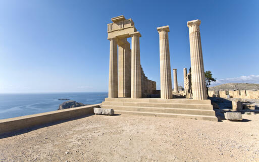 Die Ruine des Tempels des Apollos in Lindos © Panos Karapanagiotis / Shutterstock.com