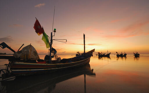 Boote vor Phuket bei Sonneuntergang, Thailand © ARZTSAMUI / Shutterstock.com