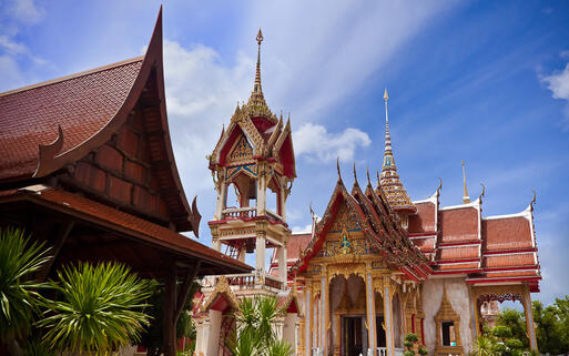 Der prachtvoll verzierte Wat Chalong Temple in Phuket, Thailand © cowardlion  / Shutterstock.com