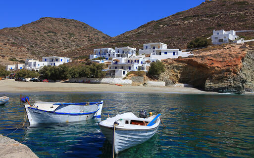Der Agali Strand auf Folegandros © Denizo71 / Shutterstock.com