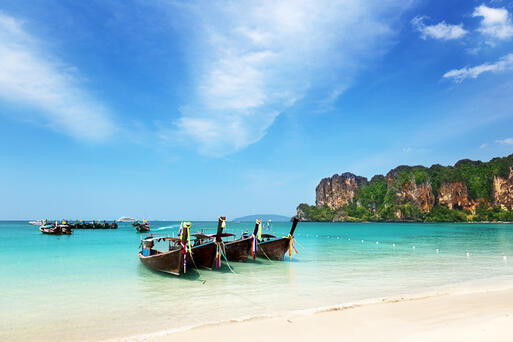 Boote am Ao Nang Strand, Krabi, Thailand © Iakov Kalinin / shutterstock.com