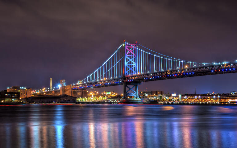 Die Benjamin Franklin Bridge bei Nacht, Sie verbindet Philadelphia und Camden, New Jersey, USA © Michael G. Mill / Shutterstock.com