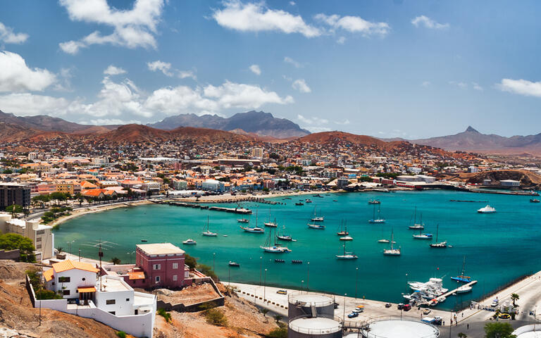 Der Hafen von Mindelo auf der Insel Sao Vicente, Kap Verde © Frank Bach / Shutterstock.com